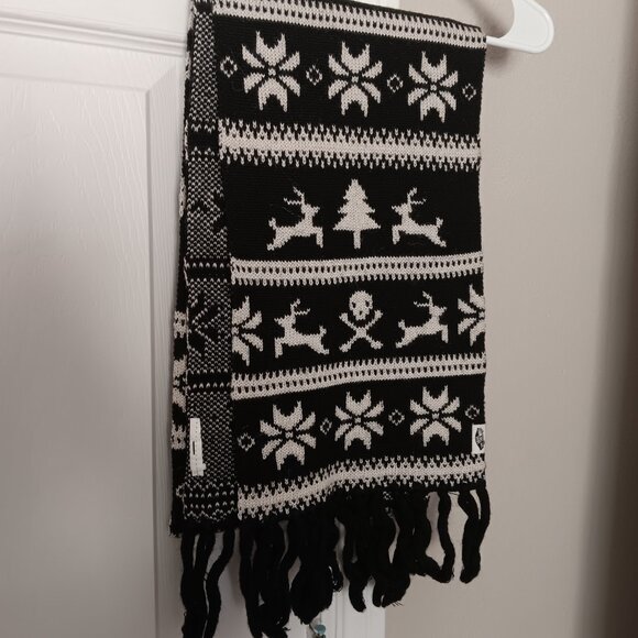 Vans Black & White Skull and Crossbones Reindeer Christmas Knit Scarf - Picture 2 of 7